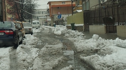 България - под сняг и вода! Десетки селища без ток