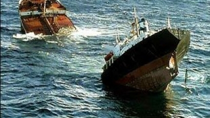 Руски кораб с 12 души потъна в Черно море