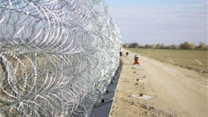 Оградата на границата се руши
