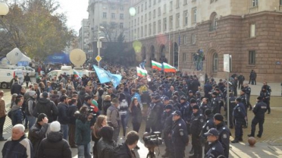 Провокатори на ГЕРБ нападнаха протеста пред президентството