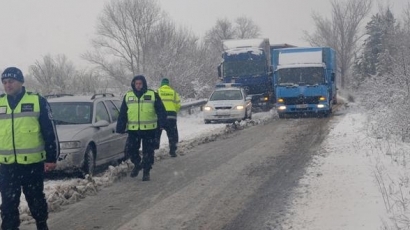 Зимата блокира магистрала „Хемус”
