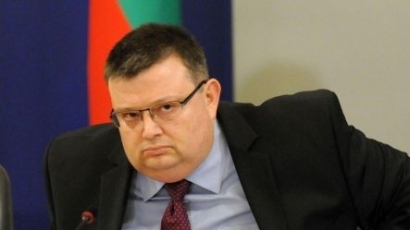 Трябва ли Цацаров да подаде оставка заради ЦУМ-гейт?