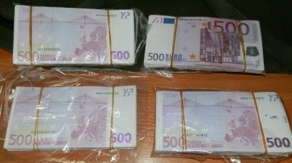 Хванаха жена, залепила 200 000 евро по талията си