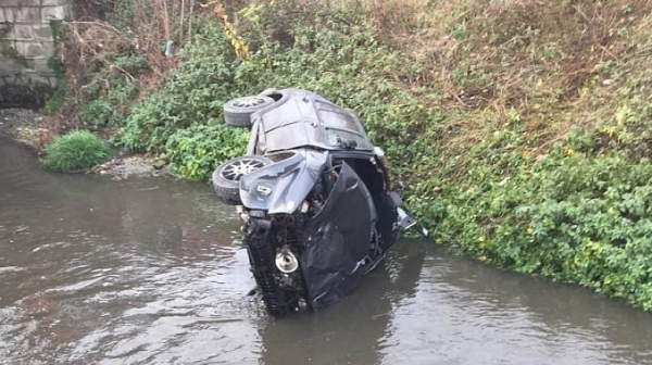 Кола излетя от пътя и падна в река край Шумен