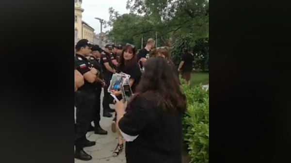 Депутатите се уплашиха от майките пред парламента, извикаха жандармерията