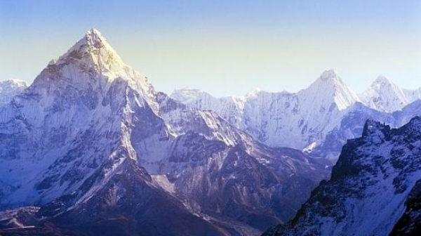 Погребват загиналия алпинист под връх Лхотце