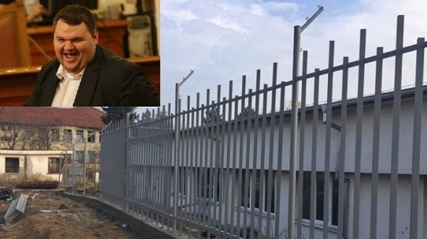 Само във Фрог: #КОЙ построи незаконна ограда в Харманли, разследват градежа
