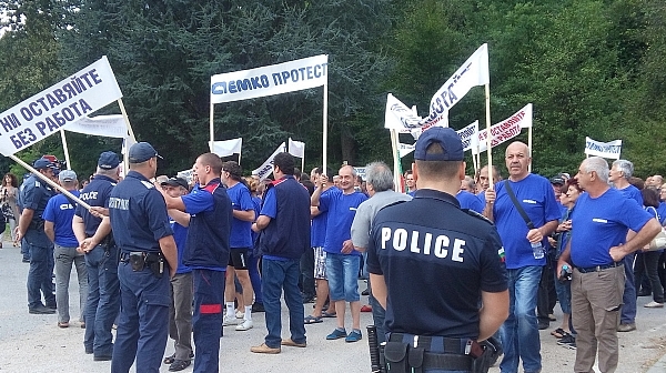 Работниците на „Емко” отново на протест, скандират: Не ни обявявайте за терористична заплаха