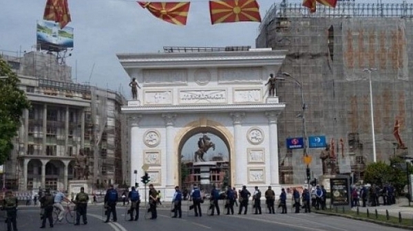 ВМРО-ДПМНЕ изключи депутатите си, гласували за ново име на Македония