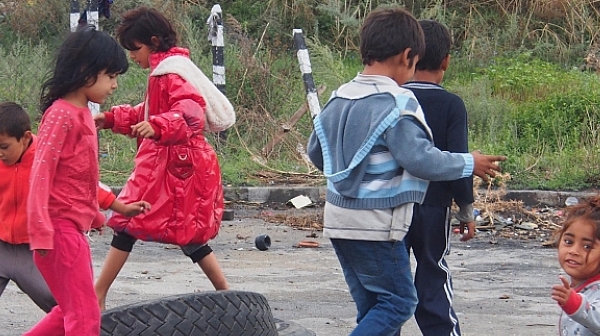 МОН предлага децата от ромските махали да учат извън тях