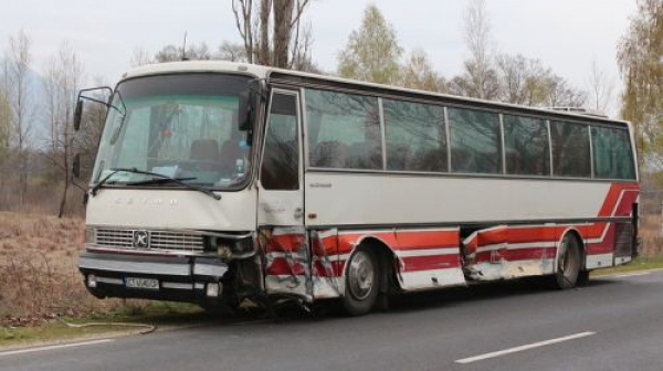 Рейс на градския транспорт катастрофира в Русе, има двама ранени