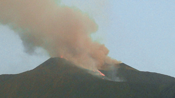 Затвориха 2 летища в Катания заради вулкана Етна