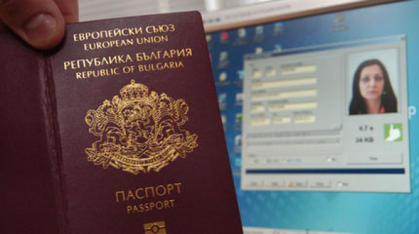 Изселници атакуваха паспортна служба в Хасково, вадят си нови документи