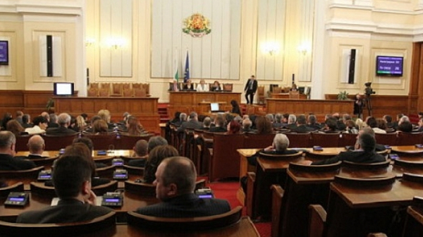 Гласуват в НС закона за чужденците в България