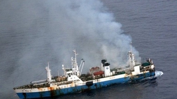 Турски кораб горя в наши води, загина моряк