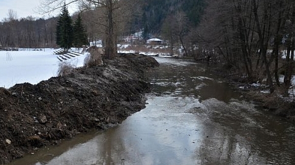Опасно преляха реки в Берковица и Мало Бучино, наводнени улици в Перник