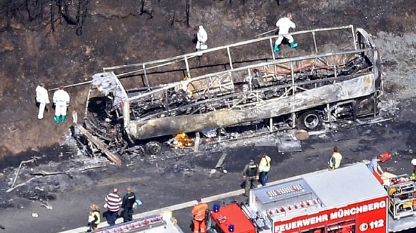 Извадиха 11 тела от изгорeлия автобус в Германия