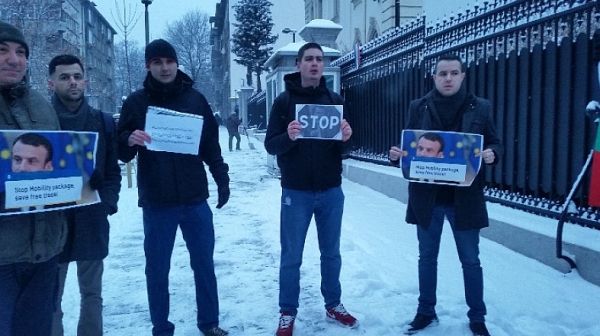 С ”Вятър ечи, Балкан стене” започна протестът на българите в Брюксел