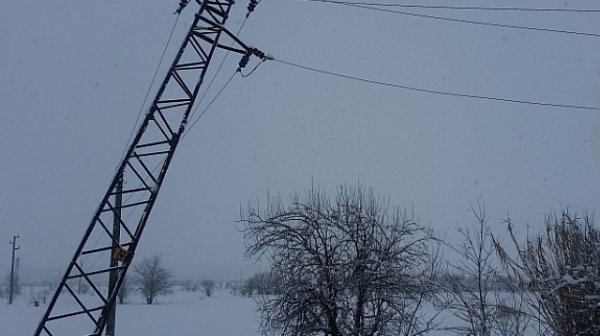Снегът ”спря” тока в 10 населени места в Пазарджишко