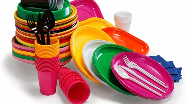 ЕК забранява употребата на пластмасови чинии, сламки и клечки за уши