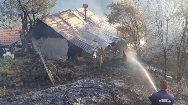 Огнена стихия погълна четири къщи в благоевградско