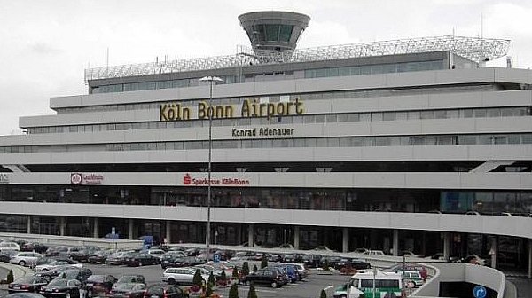 Евакуираха пътници на самолет в Кьолн заради подозрителен разговор