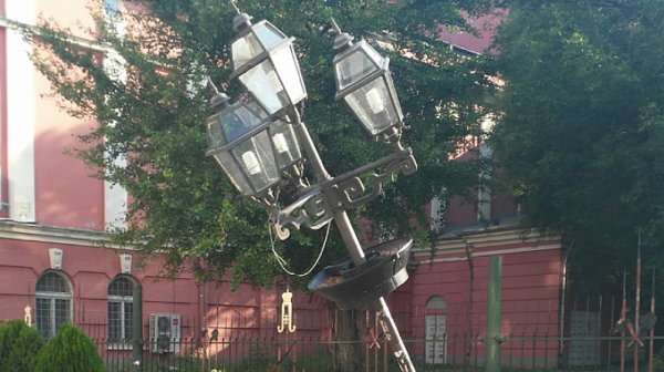 Фрог видя: Улична лапма в центъра на Плевен аха да падне върху главата на някого