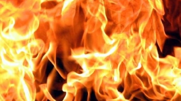 Огромен пожар се разрази в месокомбинат край Велико Търново
