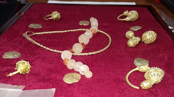 Златно съкровище от XII век намериха в автомобил в Казанлък