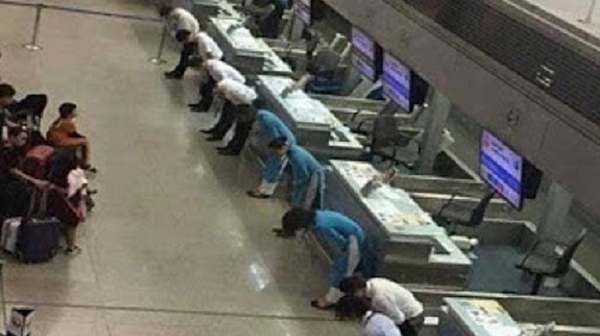Японски служители групово се извиняват за 20 секундно закъснение на влак