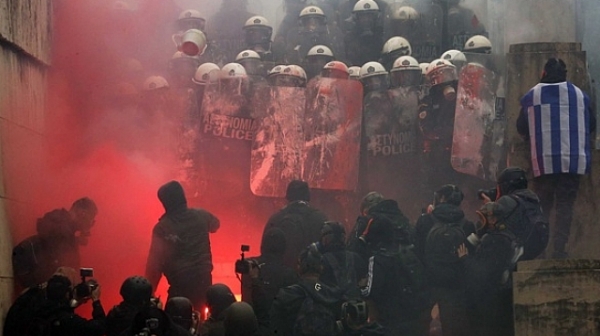 Раниха 9 полицаи на протеста в Атина срещу договора от Преспа