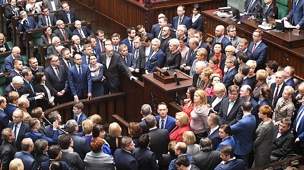 Режат заплатите на полските политици и министри