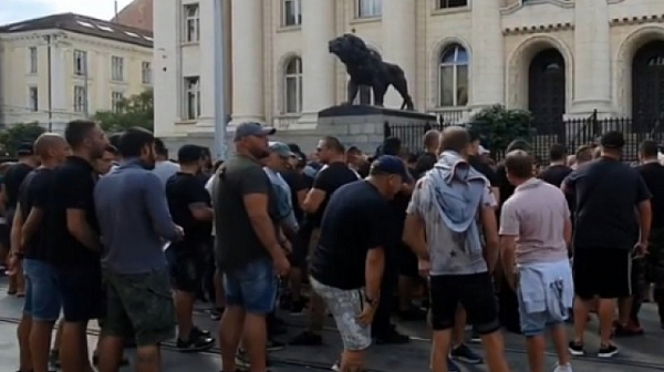Момчетата в черно се заканиха, че ще изкормят протестиращи от БОЕЦ /видео/