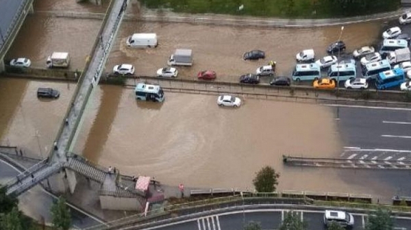 Бедствие в Истанбул!Градът е парализиран от проливен дъжд
