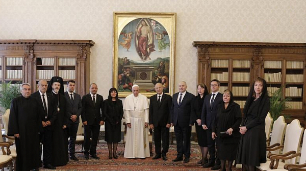 Папа Франциск към Караянчева: Пазете мира