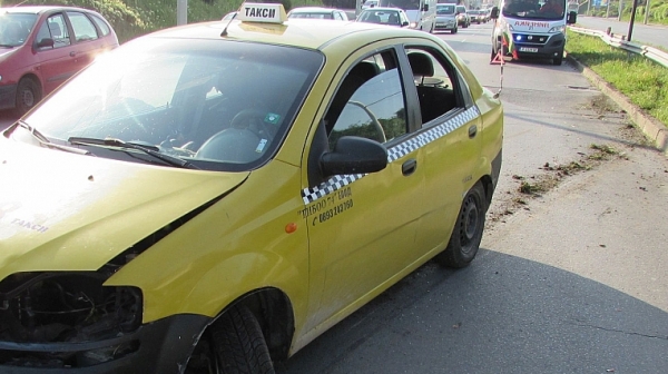 Такси се обърна по таван в София, има ранени