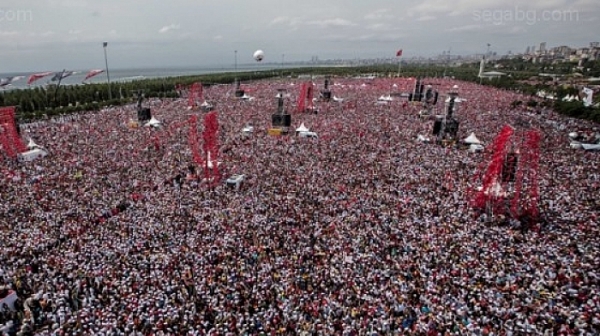 Опозицията в Турция събра 5 милиона души на митинг ден преди вота /обновена/