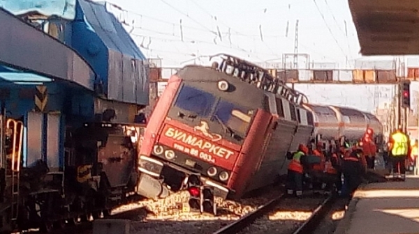 Освобождават релсите от дерайлиралия влак в Пловдив