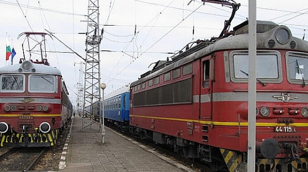 Пожар в тоалетната на влак Варна-София блокира за час 150 пътници