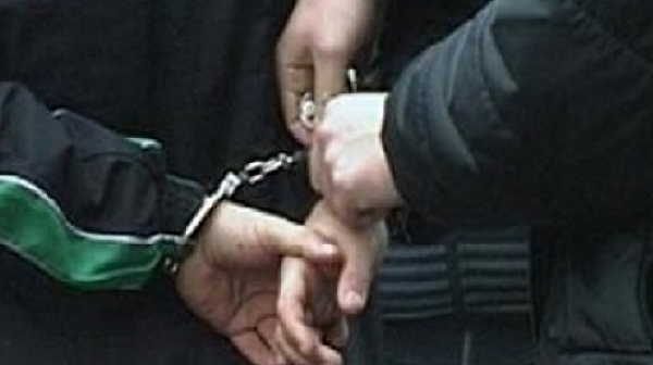 Арестуваха учител за блудство с ученичка