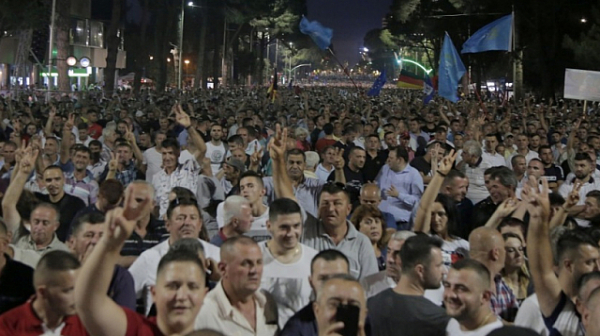 Над 70 хиляди са поискалите оставката на албанския премиер Еди Рама