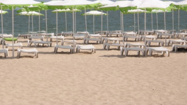 Колекционери по света купуват пясък от Офицерския плаж във Варна