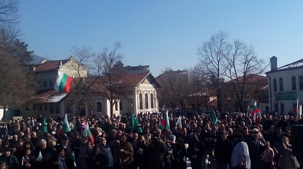 Протестиращи блокират прохода „Петрохан”