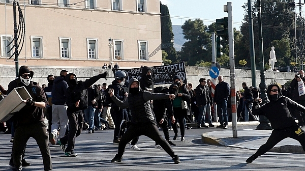 Анархисти и полицаи се биха в Солун
