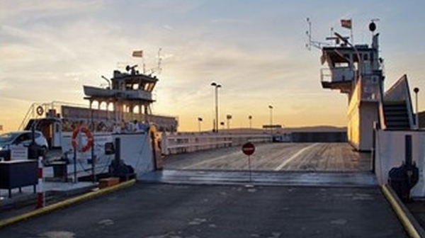 12 бежанци са затворени на ферибот 7 седмици, съдбата им е неясна