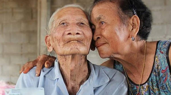 В Тайланд живее мъж на 128 години, съпругата му е на 70
