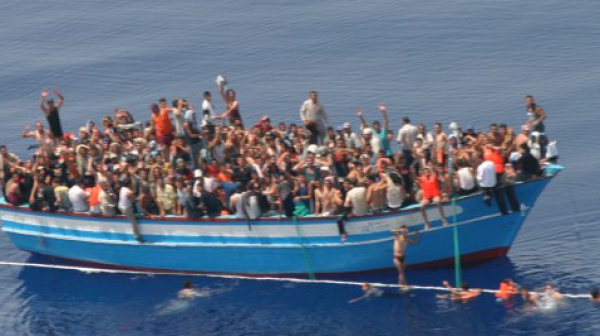 Лодка с мигранти се обърна край о-в Лесбос, има загинали