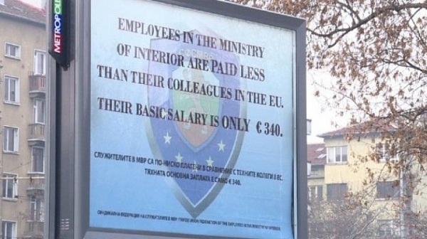 Скандално свалиха протестен билборд на полицаите с послание към евроделегатите