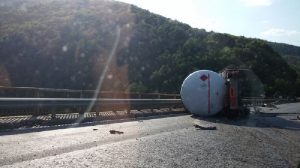 Катастрофа на цистерна затвори пътя Бургас-София