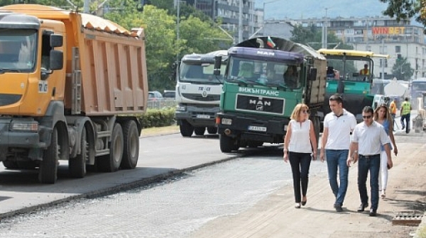 ”Кърпят” чисто новия асфалт на булевард ”България”